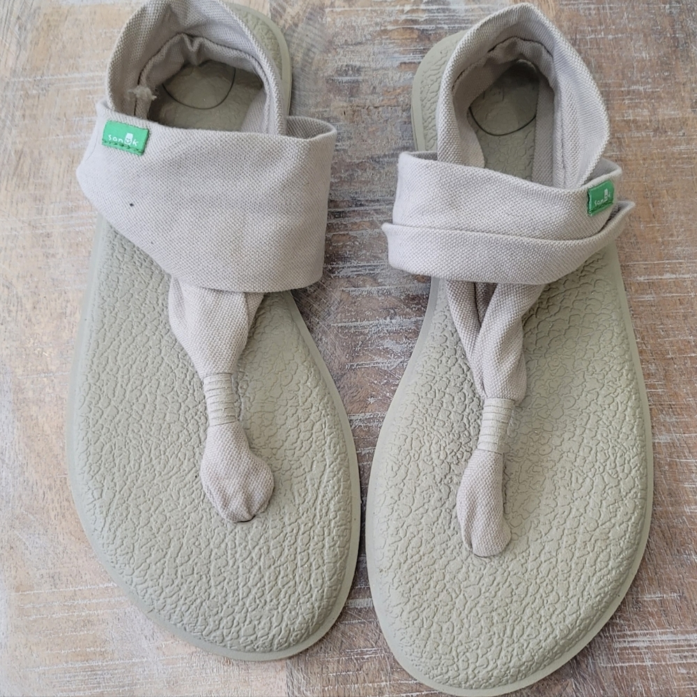 Sanuk Yoga Sandals size 8 NWOT fits like 8.5 or 9